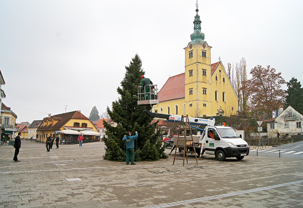 Postavljena boina drvca na glavnom gradskom trgu