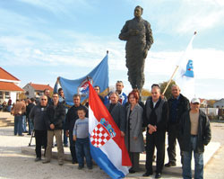 Hrvatski ratnici - UHBDR poloili su vijence i zapalili svijee na spomen obiljejima u kabrnji