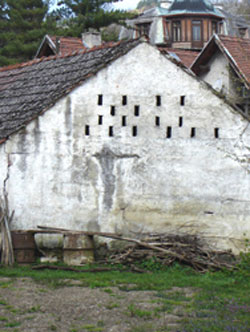 Vlana mrlja na fasadi kue uz Gradnu poprimila vjerske konotacije 