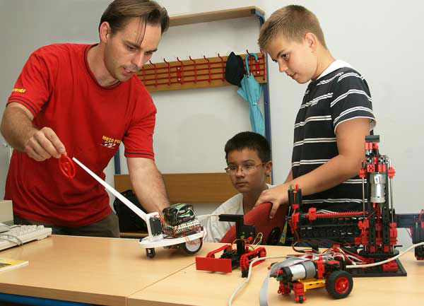 U Osnovnoj koli Milana Langa u Bregani uspjeno se provodi program robotike