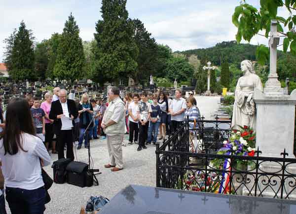 Na grobu Ivana Perkovca poloeno cvijee u povodu godinjice roenja i smrti