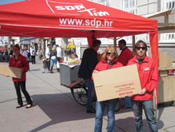 Forum mladih SDP-a uoi Dana planeta Zemlje dijelio kutije za prikupljanje papira
