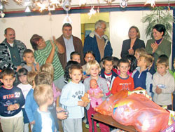 lanovi Mjesnog odbora Franjo Buar darivali su djecu Djejeg 
vrtia Grigor Vitez
