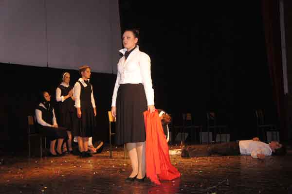 Uoi nastupa Amaterskog kazalita POU Samobor na 53. Festivalu hrvatskih kazalinih amatera