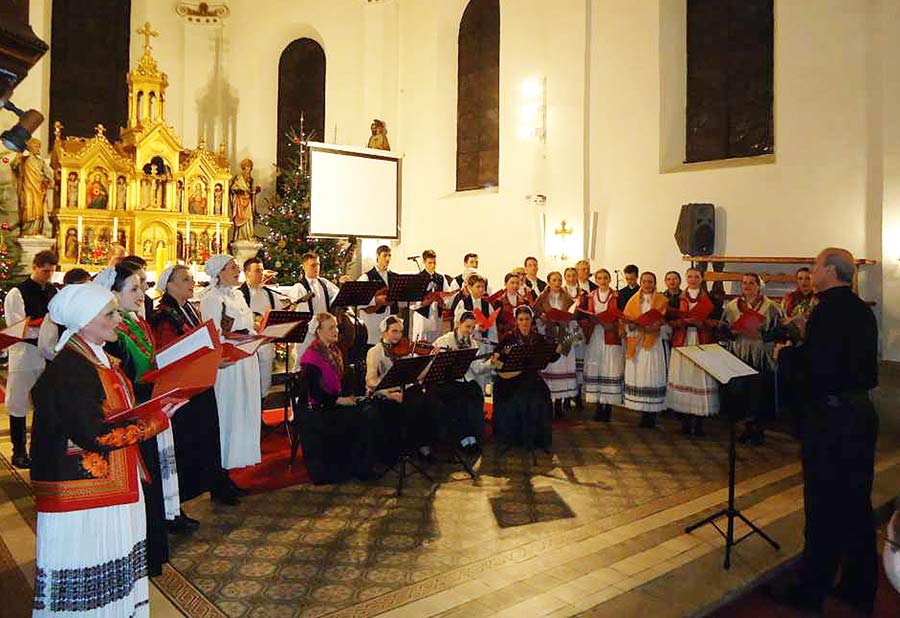U prepunoj crkvi sv. Anastazije FA Mladost na Badnjak odrao koncert boinih pukih pjesama