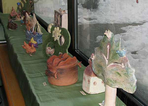 Izloba keramike polaznika keramiarske radionice Gizele Kovai-Ulle u DV Izvor 

