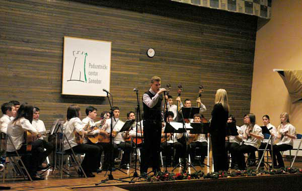 Blagdanski koncert Mlaeg tamburakog orkestra TD Ferdo Livadi