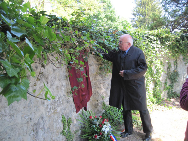 Obnovljena spomen-ploa Skenderu Fabkoviu premjetena na samoborsko groblje
