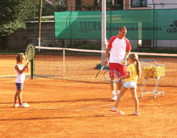 TENIS - Tenis klub u Perkovevoj ulici nudi brojne teniske programe za djecu i odrasle, a od rujna i nogomet na travi