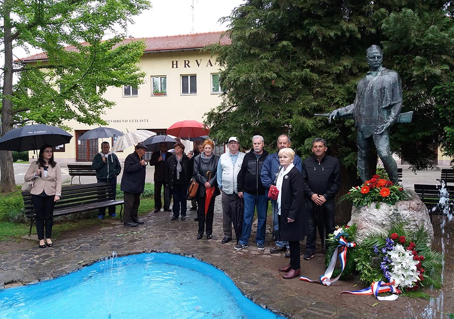 Predstavnici Grada i Udruge antifaistikih boraca i antifaista poloili cvijee ispred spomenika na Trgu Matice hrvatske