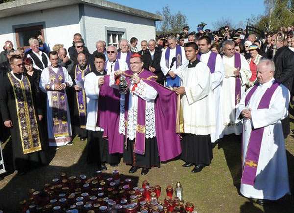 Sveenici umberakog vikarijata s kardinalom na sveanosti u Kalju