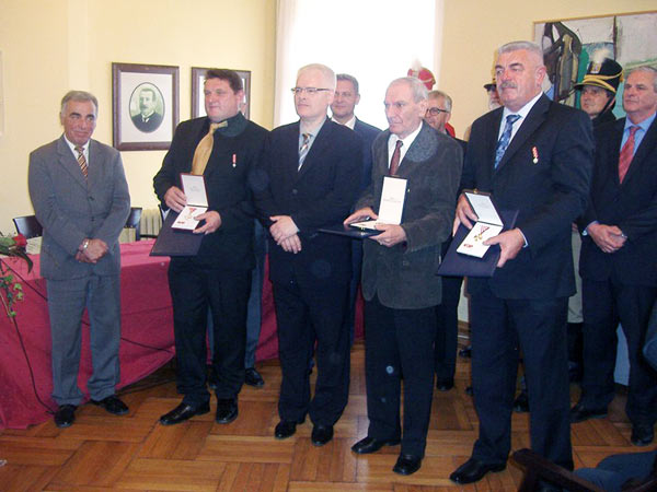 Predsjednik Ivo Josipovi odlikovao pripadnike 151. samoborske brigade