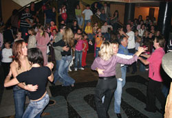 Prepuna diskoteka Luxor na roendanskom partyju Plesnog studija Ballance