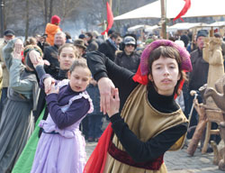 Plesna grupa Burka predstavila se dvorskim plesovima